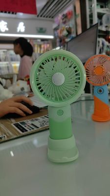 شحن USB، بطارية 400 مياه، 5 ألوان للاختيار من بينها، يمكن وضعها على المكتب ويمكن الاحتفاظ بها مروحة صغيرة محمولة