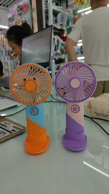 شحن USB، بطارية 400 مياه، 5 ألوان للاختيار من بينها، يمكن وضعها على المكتب ويمكن الاحتفاظ بها مروحة صغيرة محمولة