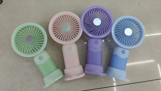 شحن USB، بطارية 400 مياه، 5 ألوان للاختيار من بينها، يمكن وضعها على المكتب ويمكن الاحتفاظ بها مروحة صغيرة محمولة